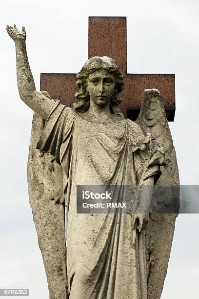 Estátua De Anjo - Fotografias de stock e mais imagens de Adulto - Adulto, Anjo, Cemitério