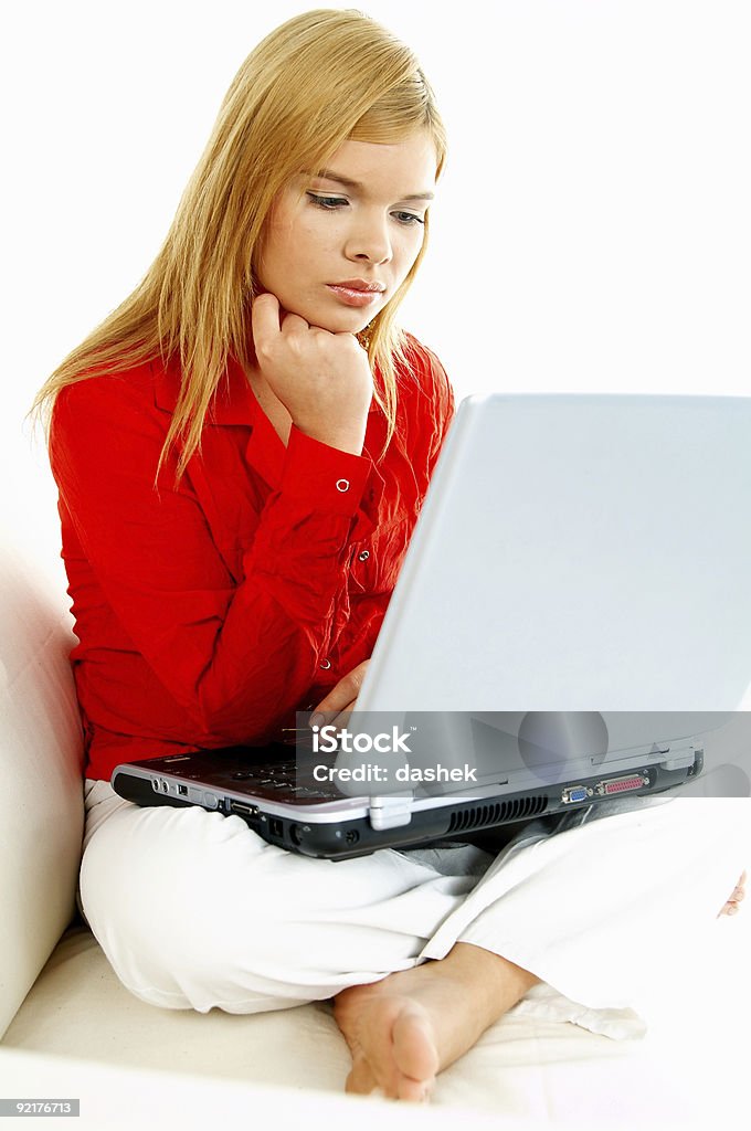 Mulher com o laptop no sofá - Foto de stock de Aconchegante royalty-free