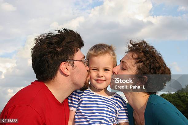 Pais Beijo Son - Fotografias de stock e mais imagens de Adulto - Adulto, Alegria, Amor