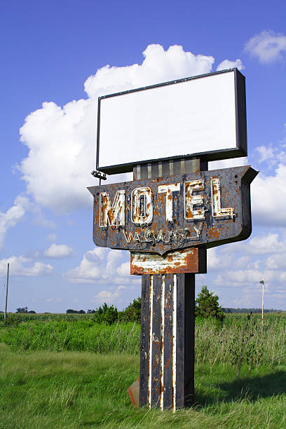 sinal de motel em neon e ferrugem - rust fungus sign rust rusty - fotografias e filmes do acervo