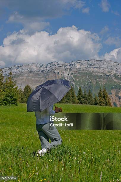 Mulher Com Guardachuva - Fotografias de stock e mais imagens de Adulto - Adulto, Amizade, Amizade feminina