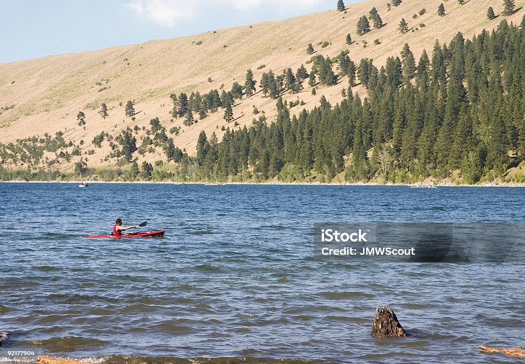 Красный Каяк на озере - Стоковые фото Wallowa Lake роялти-фри