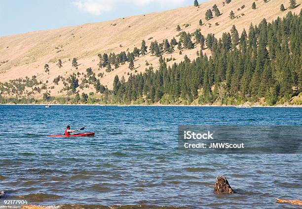 Красный Каяк На Озере — стоковые фотографии и другие картинки Wallowa Lake - Wallowa Lake, Орегон - штат США, Независимость