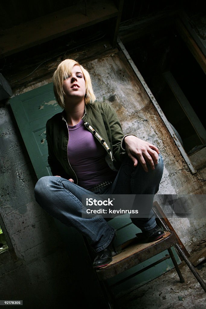 Dziewczyna Grunge Crouch w piwnicy - Zbiór zdjęć royalty-free (Blond włosy)