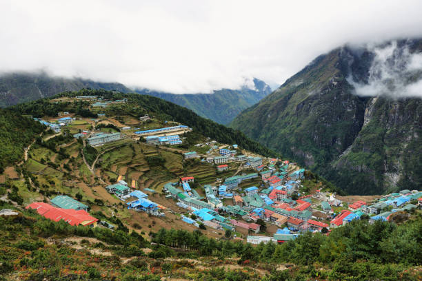 village de namche bazar, himalaya au népal. - namche bazaar photos et images de collection