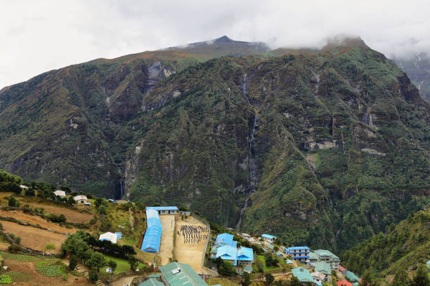 village de namche bazar, himalaya au népal. - namche bazaar photos et images de collection