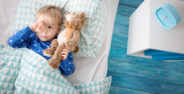 bambino di un anno che piange - baby sleeping bedding teddy bear foto e immagini stock