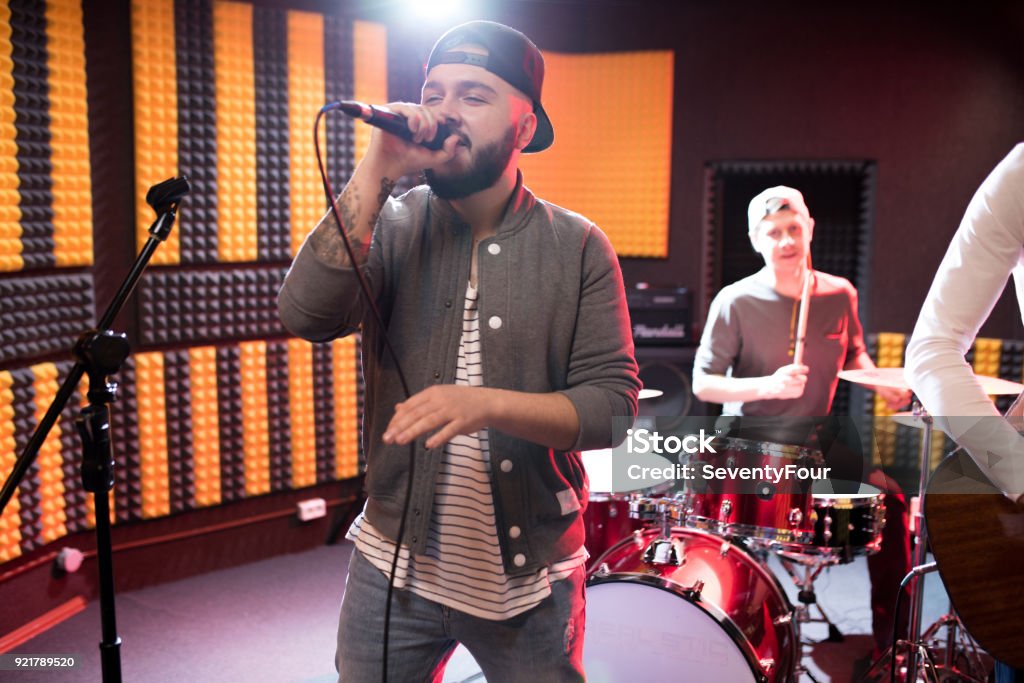 Chant de Frontman de bande lors de la répétition - Photo de Chanteur libre de droits