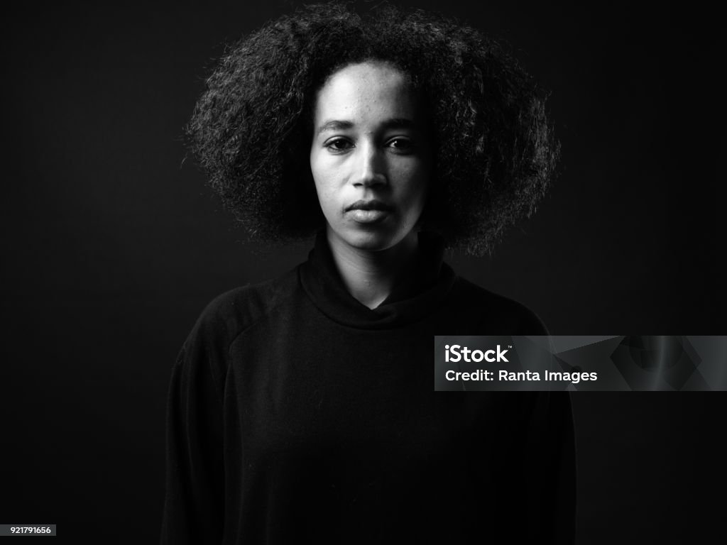 黒の背景にアフリカ女性の肖像 - ポートレートのロイヤリティフリーストックフォト