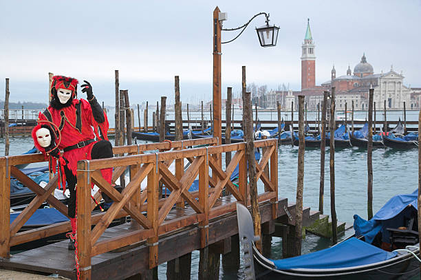 マスク、雄ハーレクインコスチューム桟橋上のベニス(xxl - mythology venice italy carnival mask ストックフォトと画像