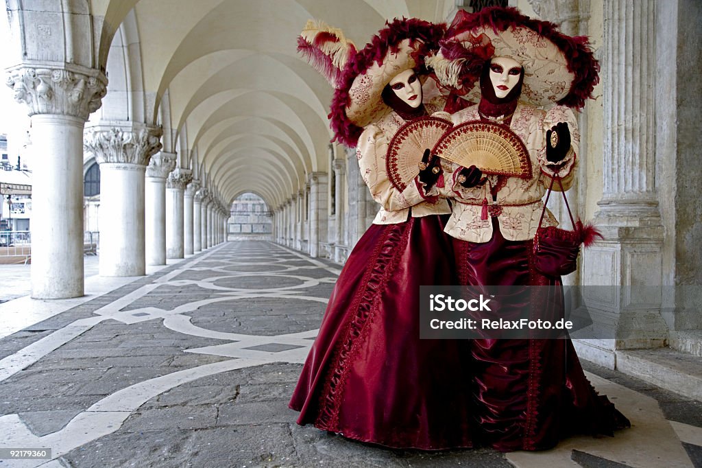 Par de hermosa mujer máscaras en colonnades en Venecia (XXL - Foto de stock de Color - Tipo de imagen libre de derechos