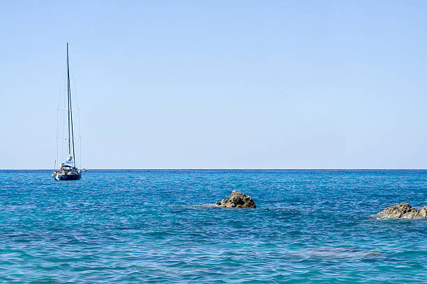 Mar azul com um Veleiro - fotografia de stock