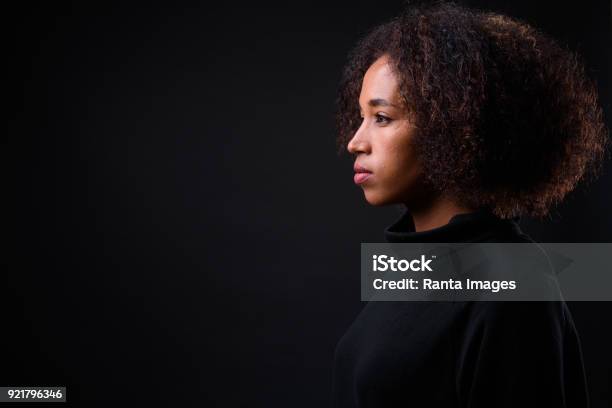 Foto de Retrato Da Mulher Africana Contra O Fundo Preto e mais fotos de stock de Perfil - Vista Lateral - Perfil - Vista Lateral, Mulheres, Só Uma Mulher