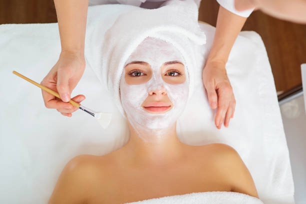 mujer en la máscara en la cara en el salón de belleza spa - mud wellbeing spa treatment beautician fotografías e imágenes de stock