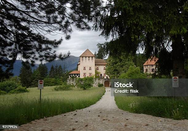 Jazdy Przez Włoski Zamek - zdjęcia stockowe i więcej obrazów Bez ludzi - Bez ludzi, Fotografika, Horyzontalny