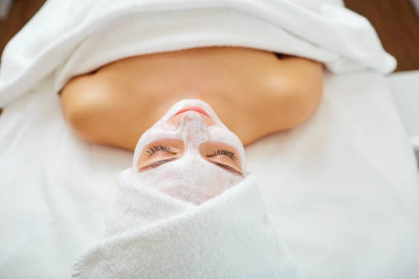 donna in maschera sul viso in salone di bellezza spa - mud wellbeing spa treatment beautician foto e immagini stock
