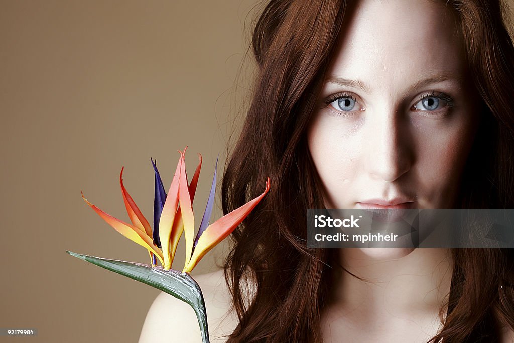 Femme tenant une fleur de cheveux rouge - Photo de Adulte libre de droits