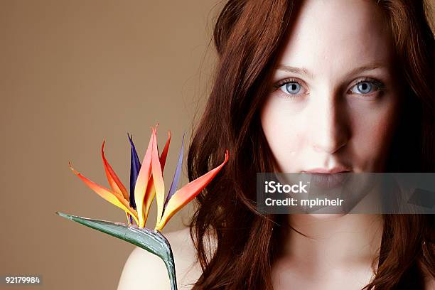 Photo libre de droit de Femme Tenant Une Fleur De Cheveux Rouge banque d'images et plus d'images libres de droit de Adulte - Adulte, Amitié, Amour