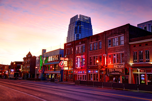 Broadway en el centro de la ciudad de Nashville, Tennessee photo