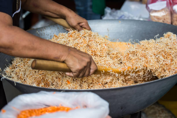 istock To make  Mixed Crispy Rice Noodle in Thailand. 921809530