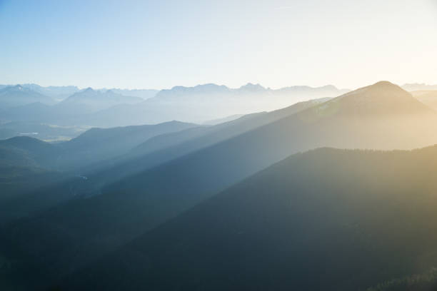 blick vom herzogstand mit der bergwelt mit nebligen sonnenuntergang. - walchensee lake stock-fotos und bilder