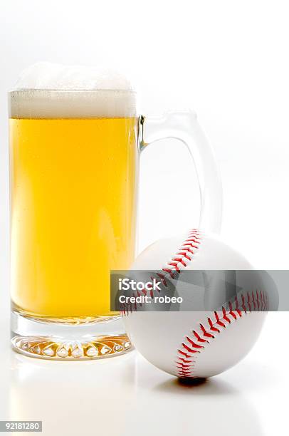 Béisbol Y Cerveza Foto de stock y más banco de imágenes de Actividades recreativas - Actividades recreativas, Alcoholismo, Artículos deportivos