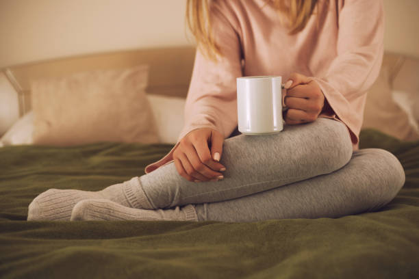 relax con tazza di caffè - bed human leg home interior comfortable foto e immagini stock