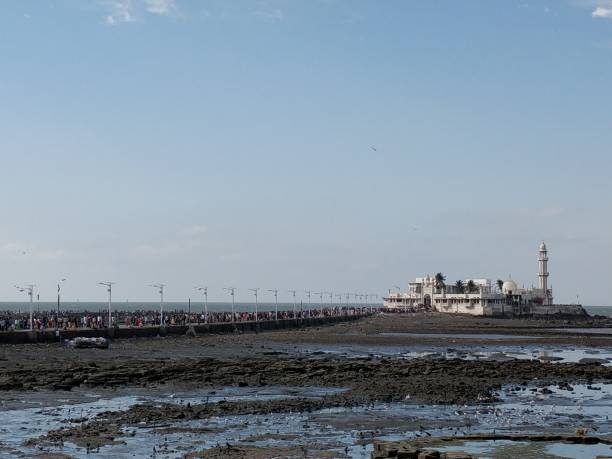 istock Haji Ali Mosque and sea 921816720