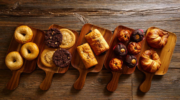 croissant muffin cookie bagel and neapolitan - bakery bread breakfast close up imagens e fotografias de stock