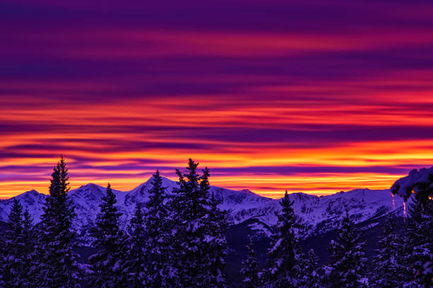 sunset mountain view met alpenglow - vail eagle county colorado stockfoto's en -beelden