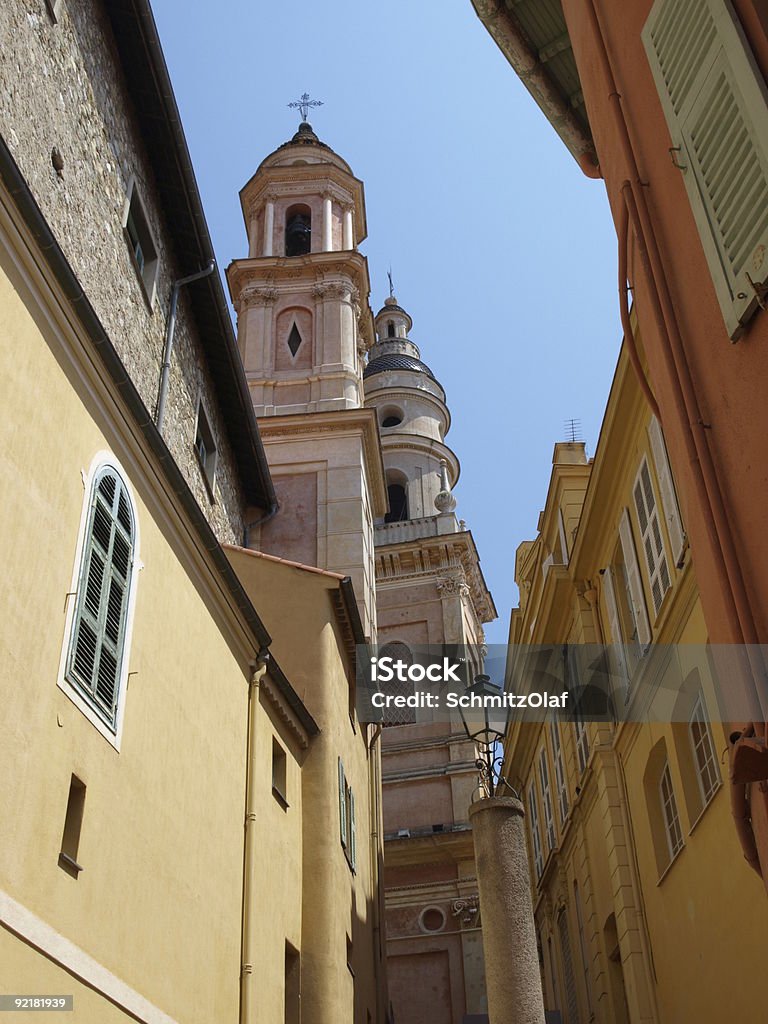 Chiesa strada di Mentone con cielo blu e sommer - Foto stock royalty-free di Arancione