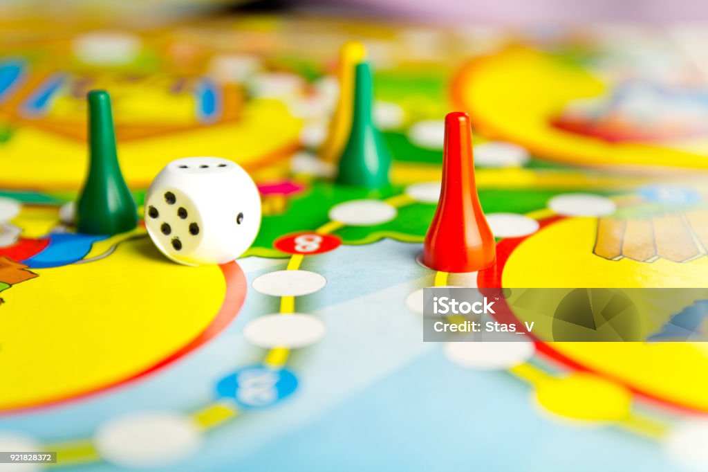 Jeux de société pour la maison. Jetons en plastique jaunes, verts et rouges et dés à bord de jeux pour les enfants. Mise au point sélective - Photo de Jeu de société libre de droits