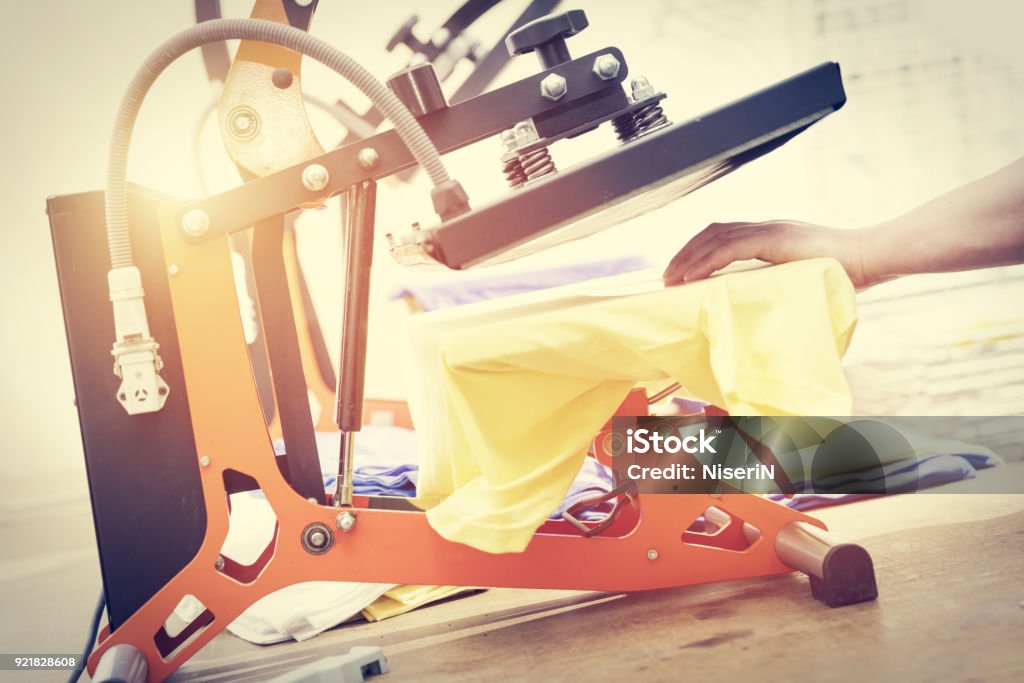 Druck in der Druckmaschine Siebdruck vorbereiten t-shirt - Lizenzfrei Kunstdruck Stock-Foto