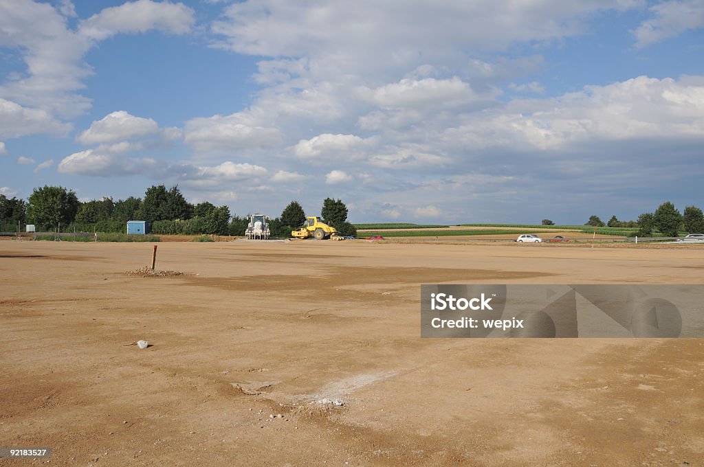 Nouvelle construction site vide adressée terres agricoles rez-de-chaussée - Photo de Terres sauvages et cultivées libre de droits