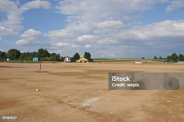 Photo libre de droit de Nouvelle Construction Site Vide Adressée Terres Agricoles Rezdechaussée banque d'images et plus d'images libres de droit de Terres sauvages et cultivées