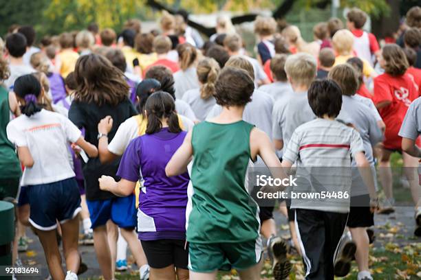 Cross Country Equipo Correderas Foto de stock y más banco de imágenes de Aerobismo - Aerobismo, Edificio escolar, Niño