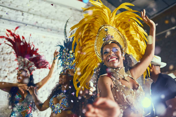 驚くべき離れて夜を踊る感 - rio de janeiro carnival samba dancing dancing ストックフォトと画像