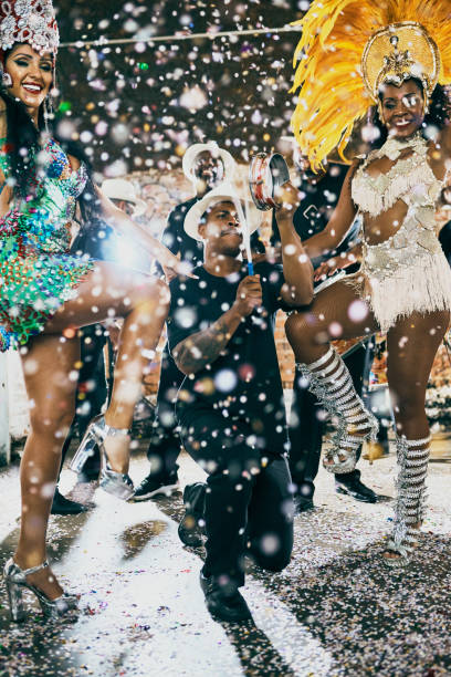 a batida não para e nossos pés não quer parar - rio de janeiro carnival samba dancing dancing - fotografias e filmes do acervo