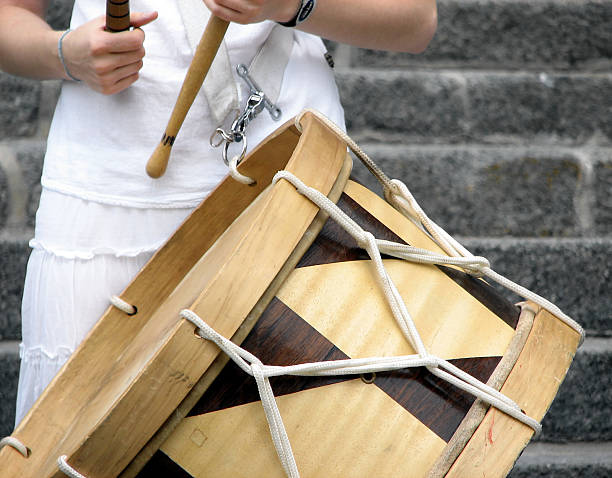 девочка играет бразильский alfaia барабан - samba dancing dancing drum drumstick стоковые фото и изображения