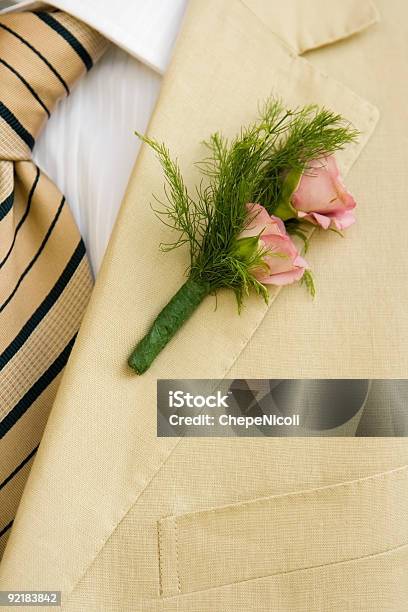 Fiore Allocchiello - Fotografie stock e altre immagini di Completo - Completo, Matrimonio, Abbigliamento elegante