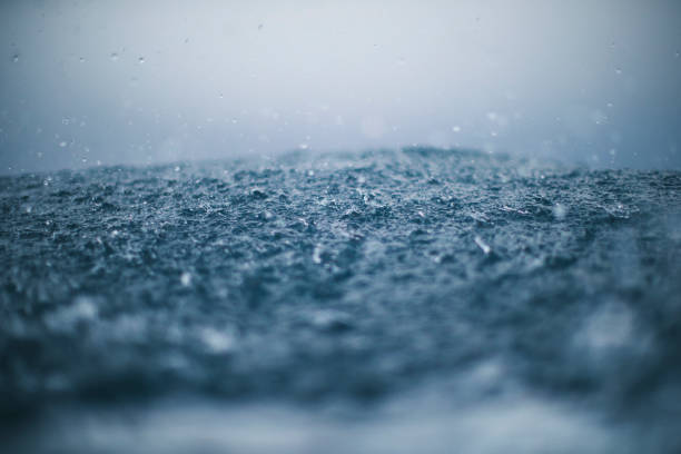 gotas de chuva e mar ásperas - chuva torrencial - fotografias e filmes do acervo