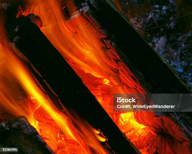 Orange Flammen Lecken Wood Stockfoto und mehr Bilder von Farbbild - Farbbild, Feuer, Flamme