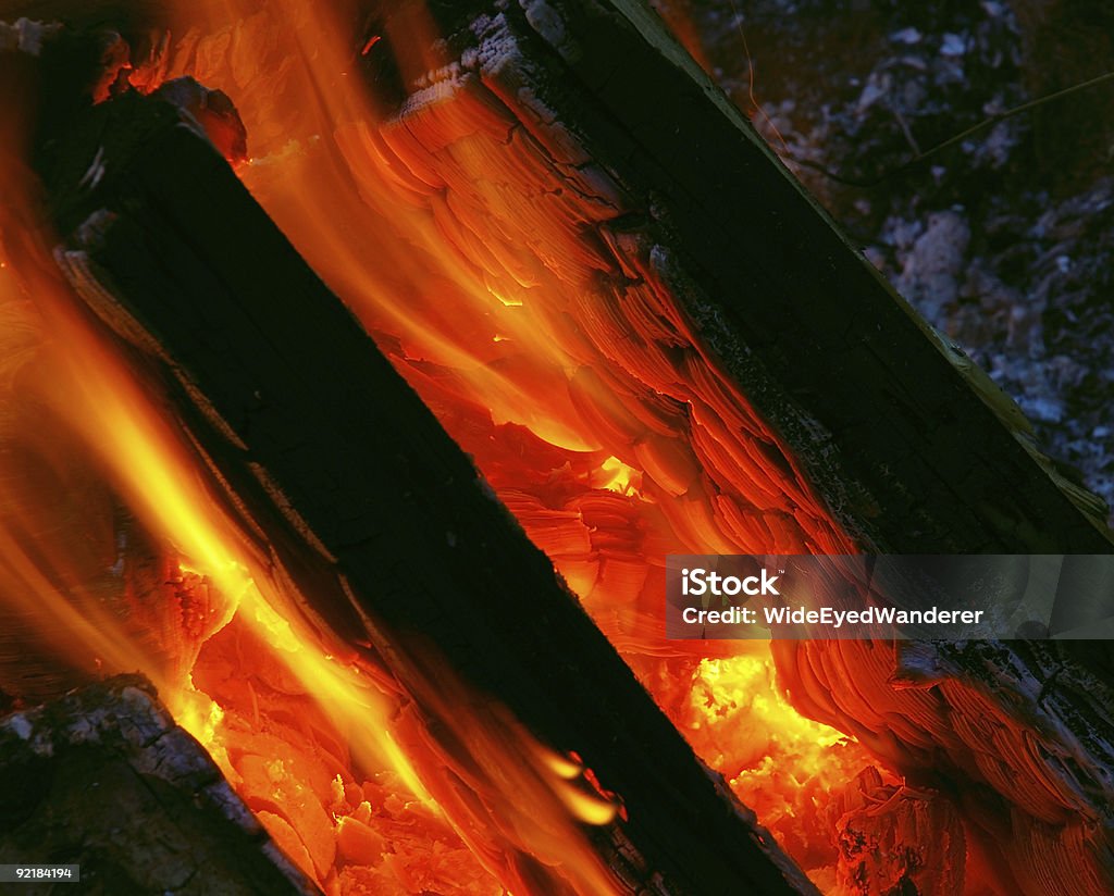Оранжевый пламя Лизать дерево - Стоковые фото Без людей роялт�и-фри