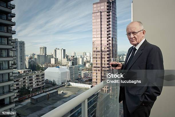 Homem Copo De Vinho Na Varanda - Fotografias de stock e mais imagens de Homens - Homens, Olhar para a Câmara, Varanda