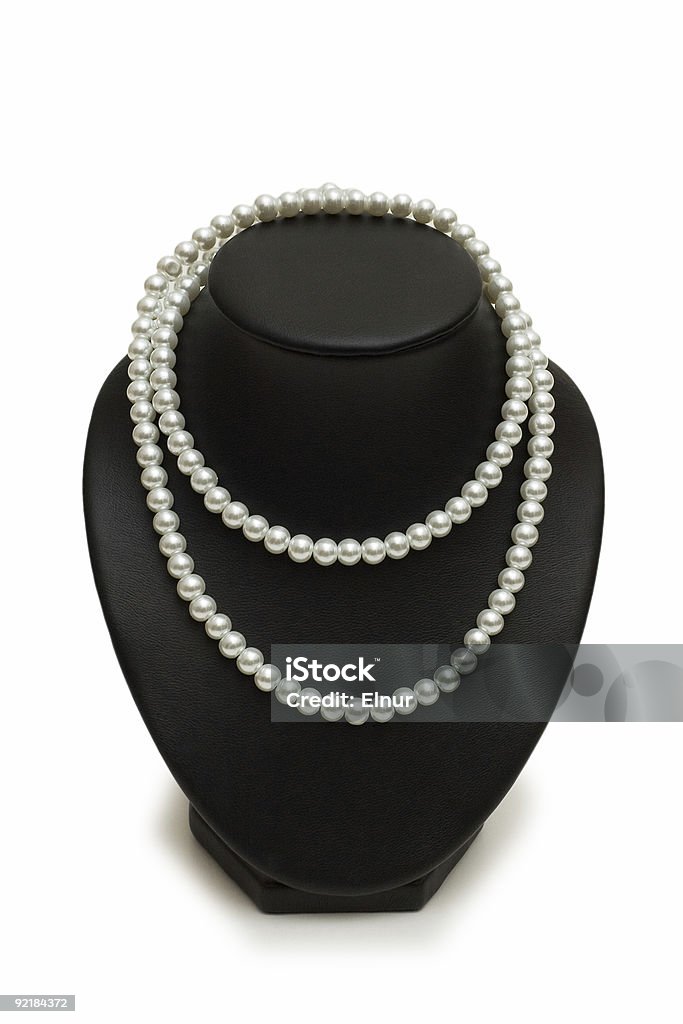 Collier de perles sur le stand isolé - Photo de Beauté libre de droits