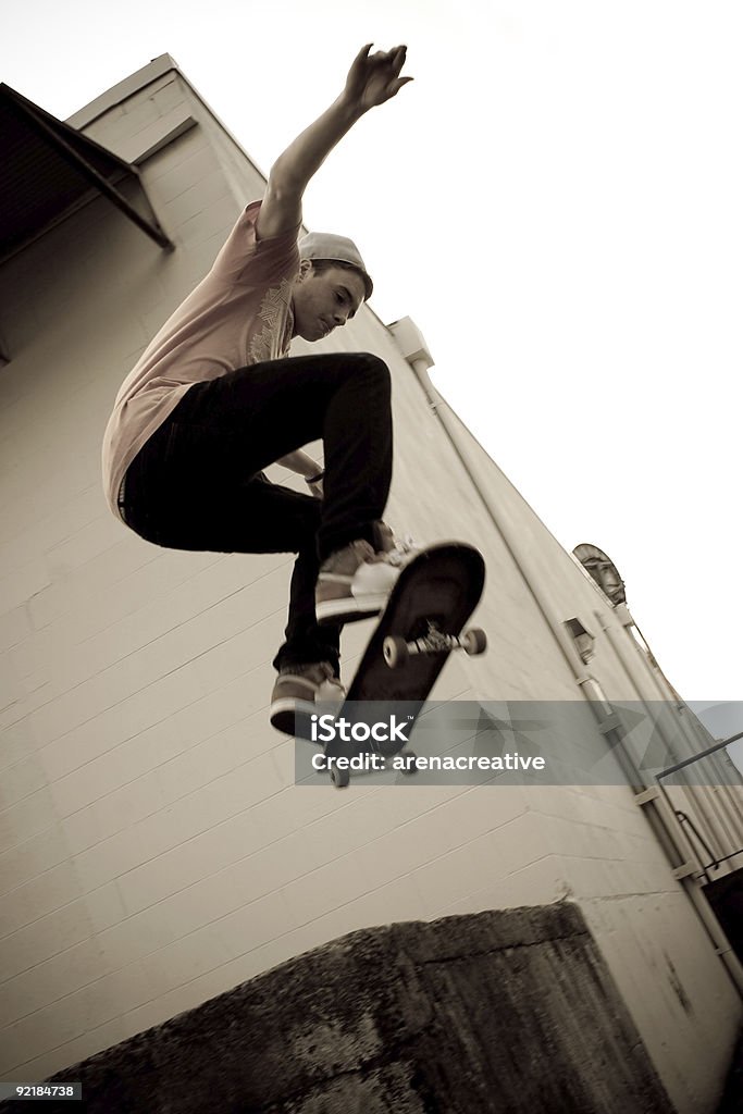 Le skate saut - Photo de Ado branché libre de droits