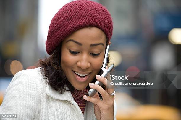 Foto de Mulher De Negócios Na Cidade e mais fotos de stock de Adulto - Adulto, Afro-americano, Comunicação