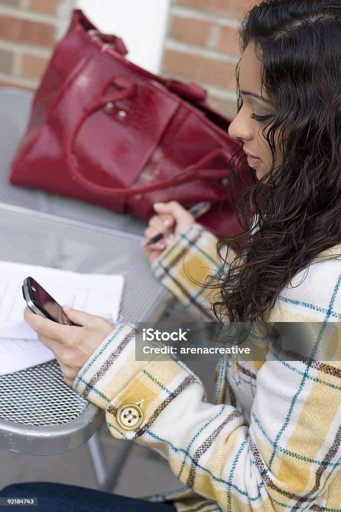 Женщина, с помощью своего смартфона - Стоковые фото Беспроводная технология роялти-фри