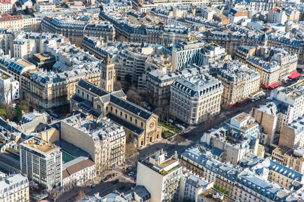 париж, панорама, вид с воздуха - paris france roof apartment aerial view стоковые фото и изображения