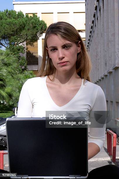Młoda Kobieta Na Laptopa - zdjęcia stockowe i więcej obrazów 20-24 lata - 20-24 lata, Biznes, Biznesmenka